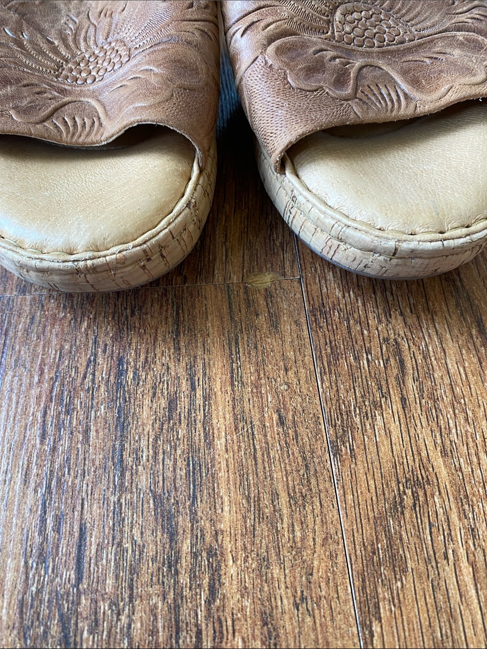 Born “Fishlake” tooled leather slide sandal Sz 9 medium width tan - Picture 4 of 6